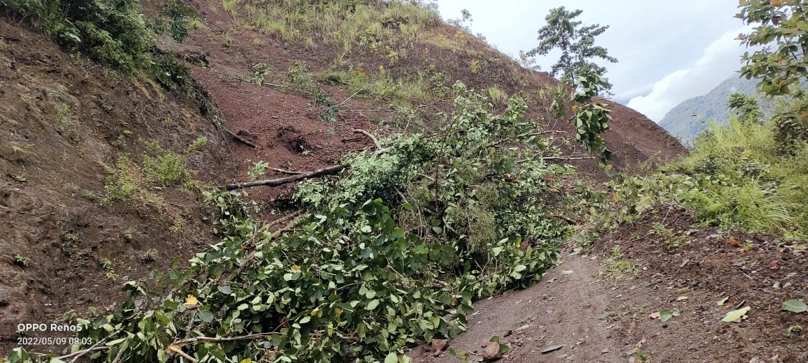 Jalan tertutup longsor di Kadundung Kecamatan Latimojong pada tanggal 9 Mei 2022